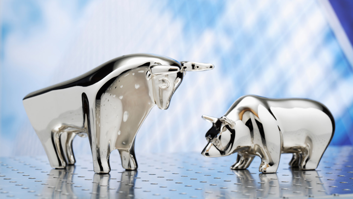Bulle und Bär, silberne Figuren, Bürohochaus im Hintergrund